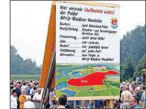 Jahrelanger Widerstand: Bereits 2002 protestierten Bürger gegen die Polderpläne. ARCHIVFOTO: LENZ